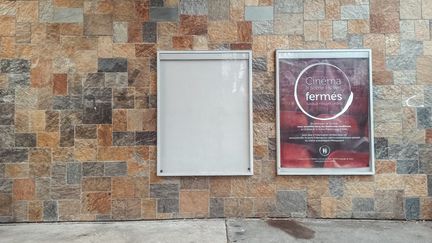 Affiche informant de la fermeture de la salle de cinema de Joinville-le-Pont. Le 18 janvier 2021. (LEO PIERRE / HANS LUCAS)