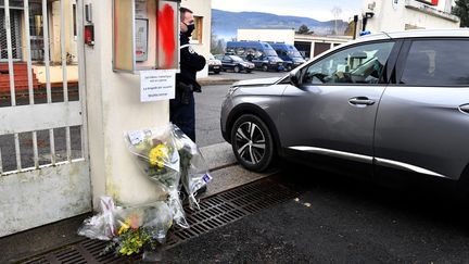 Les militaires tués appartenaient à la compagnie d'Ambert. Des fleurs ont été déposées devant la gendarmerie en hommage aux gendarmes tués. (THIERRY NICOLAS / MAXPPP)