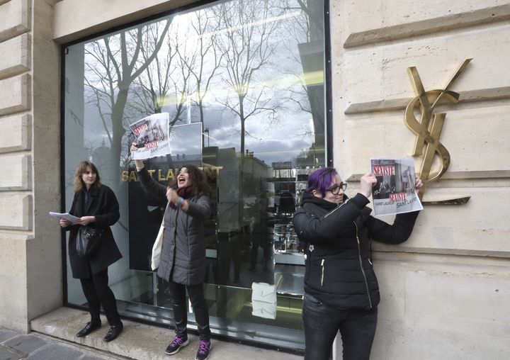 Des activistes manifestent devant un magasin Yves Saint-Laurent à Paris le 7 mars 2017. (JACQUES DEMARTHON / AFP)