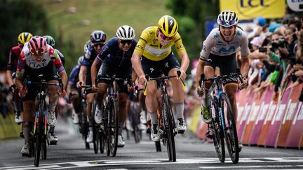 Liane Lippert plus forte au sprint que ses concurrentes à Mauriac sur le Tour de France Femmes, le 24 juillet 2023. (JEFF PACHOUD / AFP)