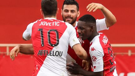 Les Monégasques célèbrent le but de Kevin Volland, samedi 3 avril contre Metz. (VALERY HACHE / AFP)