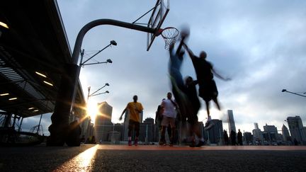 Des jeunes jouent au basket dans un parc de&nbsp;New-York, le 2 juin 2016. (Jewel SAMAD / AFP)