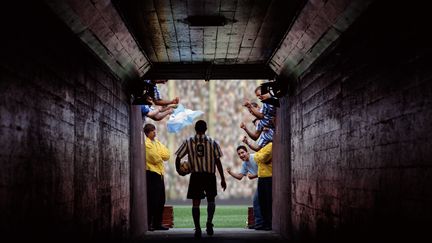 Un joueur de football sort du tunnel qui m&egrave;ne au terrain.&nbsp; (MIKE POWELL / ALLSPORT CONCEPTS / GETTY IMAGES)