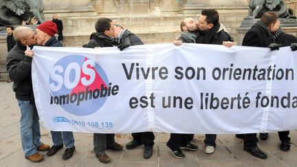 Un "kiss in" est organis&eacute; devant la cath&eacute;drale Notre-Dame, &agrave; Paris, le 14 f&eacute;vrier 2010, jour de la Saint-Valentin, par l'association SOS homophobie.&nbsp; (HADJ / SIPA)