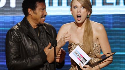 Taylor Swift a &eacute;t&eacute; &eacute;lue Artiste de l'ann&eacute;e aux American Music Awards. Et soit elle est pass&eacute;e par l'Actor's Studio (la surprise...) soit elle ne s'y attendait absolument pas... (MARIO ANZUONI / REUTERS)