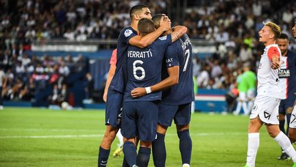 Les Parisiens célèbrent&nbsp;un de leurs buts&nbsp;contre Montpellier, le 13 août 2022. (MATTHIEU MIRVILLE / AFP)