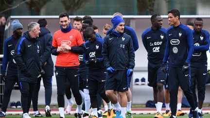 Les joueurs de l'équipe de France lors d'un entraînement à Clairefontaine, le 26 mars 2016. (FRANCK FIFE / AFP)