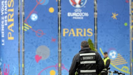 Un agent de s&eacute;curit&eacute; devant la "fan zone" du Champ-de-Mars, situ&eacute;e pr&egrave;s de la tour Eiffel, &agrave; Paris, le 3 juin 2016. (ALAIN JOCARD / AFP)