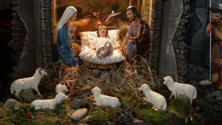 La cr&egrave;che de No&euml;l dans la gare de Villefranche-de-Rouergue (Aveyron) a &eacute;t&eacute; cach&eacute;e sous une b&acirc;che apr&egrave;s la plainte d'un usager sur la question de la la&iuml;cit&eacute;. (  MAXPPP)