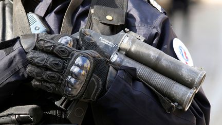 Un policier français armé d'un Flash-Ball, le 15 février 2016, à Reims (Marne). (FRANCOIS NASCIMBENI / AFP)