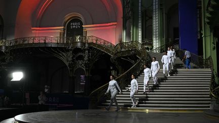 Les équipes de France et d'Italie d'escrime au Grand Palais, le 30 juillet 2024. (FABRICE COFFRINI / AFP)