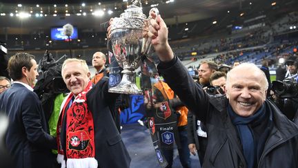 François-Henri Pinault, et son père François Pinault, propriétaires du Stade Rennais, au stade de France, le 27 avril 2019. (DAMIEN MEYER / AFP)