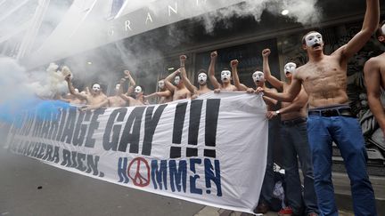 Les Hommen participent &agrave; une manifestation d'opposants au mariage pour tous, le 24 mai 2013, devant le si&egrave;ge du Grand Orient de France, &agrave; Paris. (FRANCOIS GUILLOT / AFP)