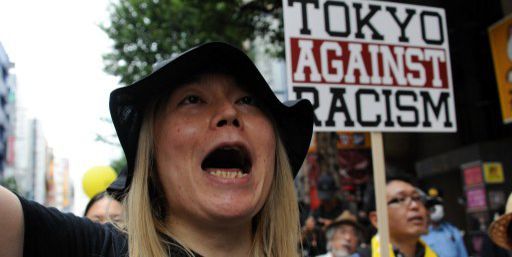 Des milliers de Japonais défilent régulièrement dans les rues de Tokyo pour dénoncer les actions des groupes d'extrême-droite contre les Coréens de la capitale. (AFP PHOTO / Yoshikazu TSUNO)