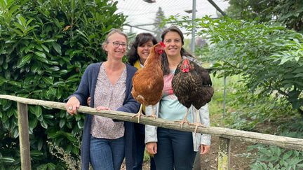 De gauche à droite, les 3 «&nbsp;référentes&nbsp;» du poulailler : Odile Petit (Présidente de l’association), Martine Marigliano (Trésorière) et Lauriane Serfass (Secrétaire). (ISABELLE MORAND / CRCV / RADIO FRANCE / FRANCE INFO)