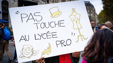 Une pancarte brandie contre la réforme du lycée professionnel, le 18 octobre 2022 lors d'une&nbsp;journée de mobilisation interprofessionnelle à Paris. (AMAURY CORNU / HANS LUCAS / AFP)