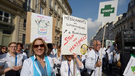 Les Pharmaciens manifestent &agrave; Paris, le 30 septembre 2014 (CITIZENSIDE / PASCAL VANDON / AFP)