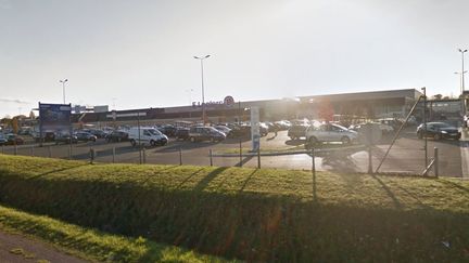 Un homme a été condamné, le 5 décembre 2017, pour injure raciste à l'encontre d'un&nbsp;enfant&nbsp;de 12 ans dans ce supermarché de Plérin (Côtes-d'Armor). (GOOGLE STREET VIEW)