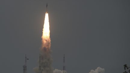 Le lancement de&nbsp;Chandrayaan-2 depuis le centre spatiale&nbsp;Sriharikota en Inde, le 22 juillet 2019. (ARUN SANKAR / AFP)