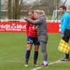 L'entraîneur de l'équipe féminine du LOSC Rachel Saïdi en discussion avec sa joueuse Marine Dafeur lors du match de D1 contre Guingamp le 16 mars 2019. (MAXPPP)