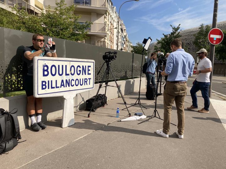 Aux abords du Parc des Princes, le moindre de bout de trottoir libre a été transformé en plateau de duplex par les dizaines de chaînes de TV présentes. (Adrien Hémard)