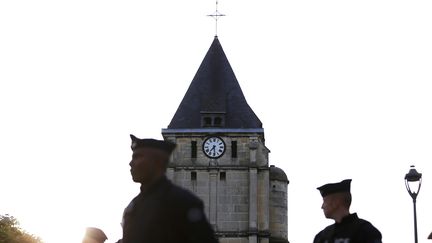 Des policiers devant l'église de Saint-Etienne-du-Rouvray (Seine-Maritime), le 27 juillet 2016. (CHARLY TRIBALLEAU / AFP)