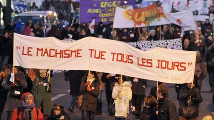 Des personnes participent à la manifestation à l'occasion des 40 ans du Mouvement de libération des femmes et du lancement de la 3e Marche mondiale des femmes, le 8 mars 2010, à Paris. (MEHDI FEDOUACH / AFP)