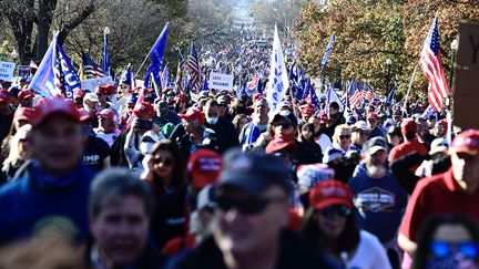 Des militants pro-Trump manifestent&nbsp;dans les rues de Washington (Etats-Unis), samedi 14 novembre 2020. (ROD LAMKEY - CNP / CONSOLIDATED NEWS PHOTOS)