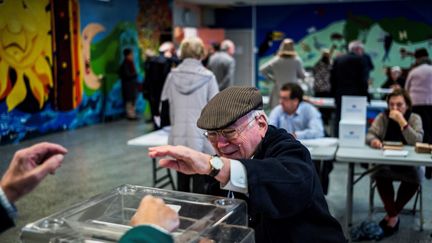 Un bureau de vote à Lyon, lors de la primaire de la droite en novembre 2016&nbsp; (JEFF PACHOUD / AFP)