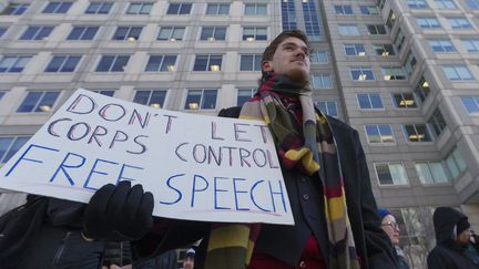 Manifestation pour le maintien de la neutralité du Net devant le&nbsp;Federal Communications Commission à Washington (USA), le 13 décembre 2013. (ALEX EDELMAN / AFP)