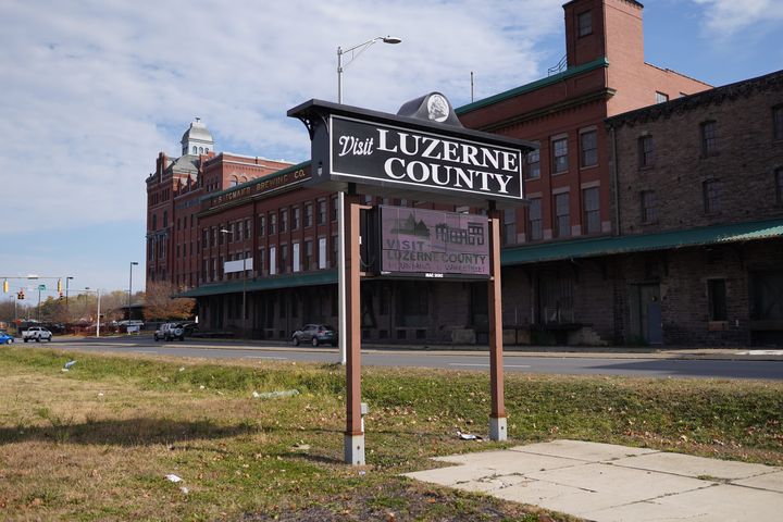 Un panneau de bienvenue du comté de Luzerne à Wilkes-Barre, Pennsylvanie (États-Unis), le 29 octobre 2024. (PIERRE-LOUIS CARON / FRANCEINFO)