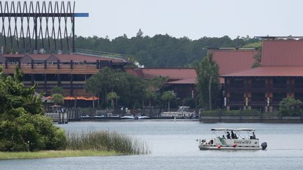 Les secours recherchent le corps d'un enfant de 2&nbsp;ans dans un lac artificiel de Disney World, à Orlando (Floride, Etats-Unis), le 15 juin 2016.&nbsp; (GREGG NEWTON / AFP)