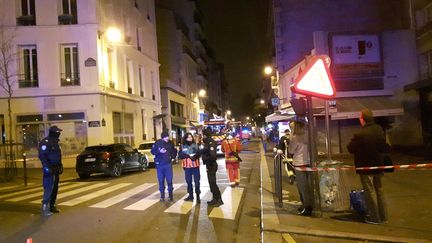 Des pompiers devant la rue où a lieu l'incendie, dans le 16e arrondissement de Paris. (RÉMI  BRANCATO / FRANCE-INTER)