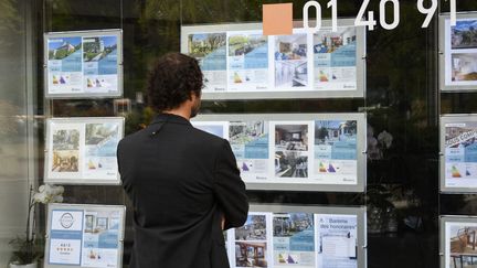 Une agence immobilière à Sceaux (Hauts-de-Seine), 18 avril 2022. (MAGALI COHEN / HANS LUCAS / AFP)