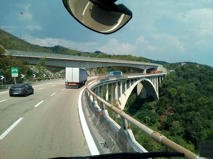 Un pont au détour de la "route de la mort" qui lui non plus n'inspire pas confiance aux routiers&nbsp; (Evan Lebastard / RADIO FRANCE)