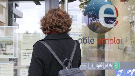 Une femme pousse la porte d'une agence Pôle emploi, en Alsace, le 8 octobre 2020 (illustration). (VANESSA MEYER / MAXPPP)