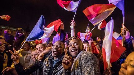 Des partisans d'Emmanuel Macron célèbrent la victoire de leur champion sur l'esplanade du Louvre à Paris, dimanche 7 mai 2017. (MAXPPP)