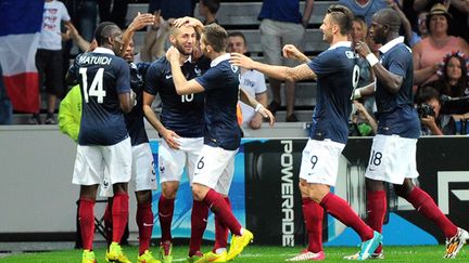 La joie des joueurs de l'équipe de France lors de leur large victoire face à la Jamaïque (PHILIPPE HUGUEN / AFP)