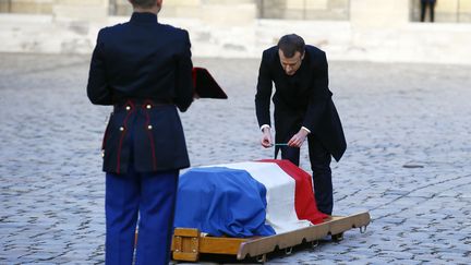 Emmanuel Macron rend hommage à l'écrivain Jean d'Ormesson lors d'une cérémonie aux Invalides à Paris, le 8 décembre 2017. (FRANCOIS MORI / POOL)