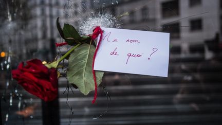 Une rose posée dans un trou formé par une balle, dans une vitre de La Belle Equipe, le 14 novembre 2015, à Paris. (AMINE LANDOULSI / ANADOLU AGENCY / AFP)