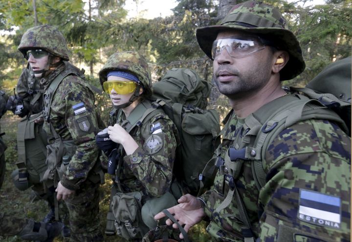 Des volontaires estoniens s'entraînent au combat dans la région de Rabasaare, en septembre 2015. (Ints Kalnins / Reuters)