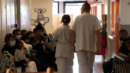 Des familles patientent aux urgences pédiatriques de l'hôpital Robert-Debré, à Paris, le 28 octobre 2022. (ALAIN JOCARD / AFP)