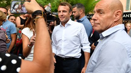 Emmanuel Macron&nbsp;lors d'un bain de foule à&nbsp;Bormes-les-Mimosas (Var), le 27 juillet 2019. (GERARD JULIEN / AFP)