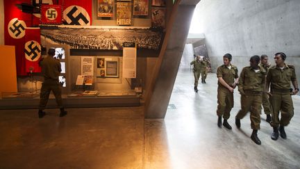 Des soldats isra&eacute;liens visitent le m&eacute;morial de Yad Vashem &agrave; J&eacute;rusalem (Isra&euml;l), le 26 janvier 2014. (BAZ RATNER / REUTERS)