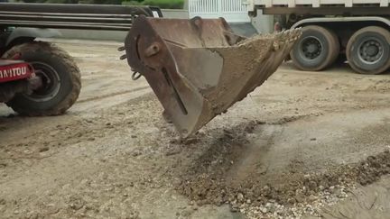 De fortes intempéries ont touché l’Hexagone, dimanche 12 mai. Le village d’Héninel a été envahi par un torrent de boue, à la suite de la crue d’un cours d’eau. (France 2)