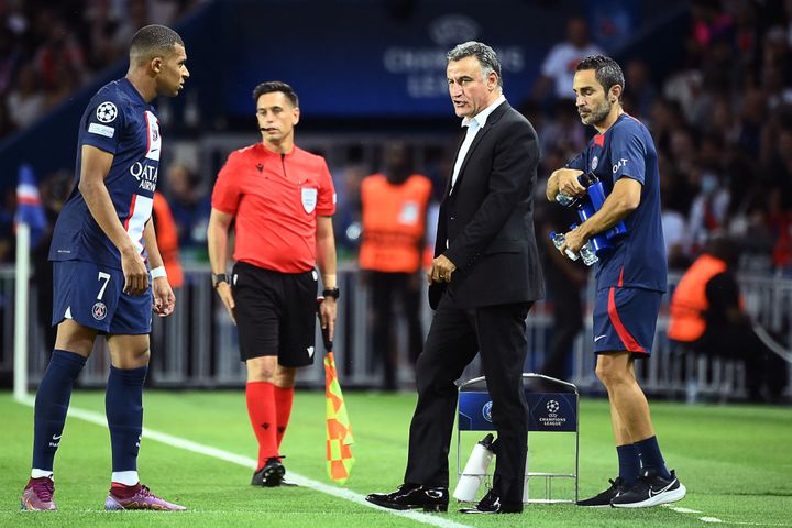 Kylian Mbappé discute avec Christophe Galtier lors du match de Ligue des champions entre le Paris Saint-Germain et la Juventus Turin au Parc des&nbsp;Princes, le 6 septembre (FRANCK FIFE / AFP)