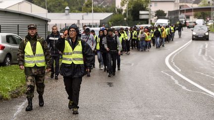 Au total, envion un millier de personnes ont participé à la battue citoyenne à Pont-de-Beauvoisin (Isère), le 2 septembre 2017. (PHILIPPE DESMAZES / AFP)