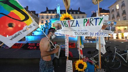 Nantes, Loire Atlantique 20 janvier 2021. Une centaine d'enseignants ont organisé une Ibiza Party pour dénoncer les annonces de Jean-Michel Blanquer faites depuis son lieu de vacances en Espagne.&nbsp; (JEROME FOUQUET / PQR / OUEST FRANCE / MAXPPP)