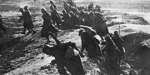 Des soldats français sortent de leur tranchée et montent à l'assaut pendant la bataille de Verdun en 1916. (AFP - Archives)