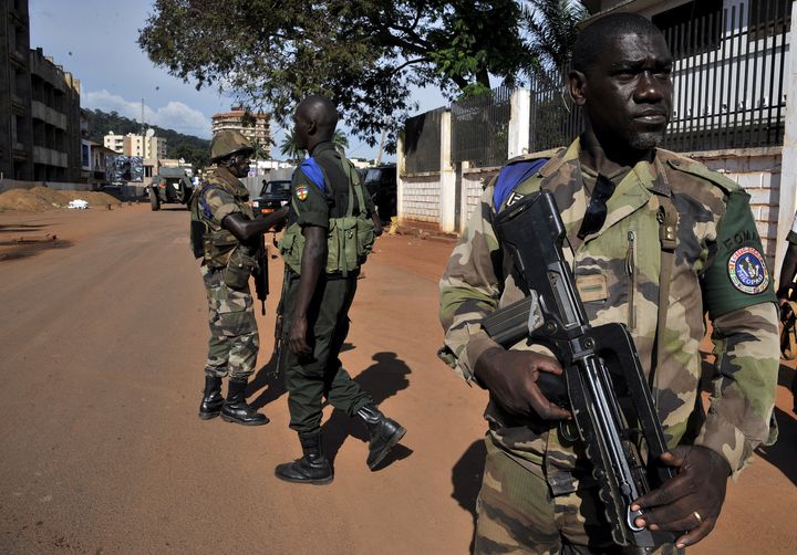 Des soldats de la Fomac, le 7 octobre 2013 &agrave; Bangui (Centrafrique). (ISSOUF SANOGO / AFP)